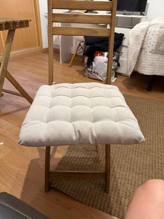 Mesa de madera con dos sillas