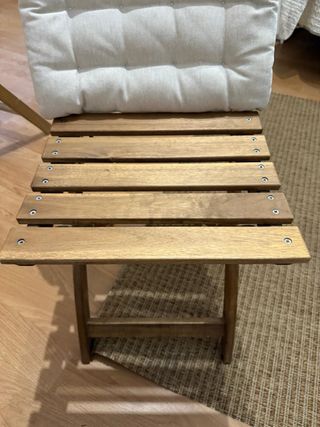 Mesa de madera con dos sillas