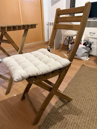 Mesa de madera con dos sillas