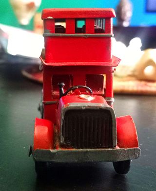 Autobús rojo londinense de metal vintage