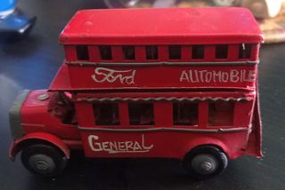 Autobús rojo londinense de metal vintage