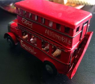 Autobús rojo londinense de metal vintage