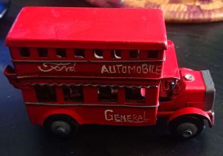 Autobús rojo londinense de metal vintage