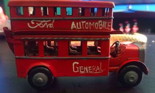 Autobús rojo londinense de metal vintage