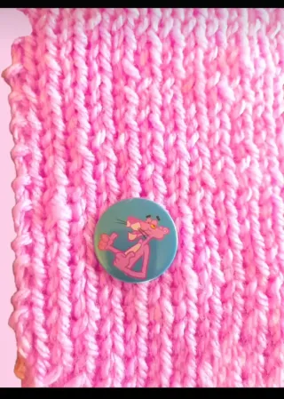 Bufanda artesanal con chapa de La Pantera Rosa