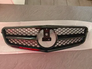 Parrilla Mercedes Negra Brillante