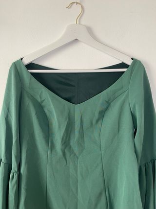Blusa verde escote pico y manga acampanada