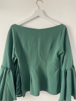 Blusa verde escote pico y manga acampanada