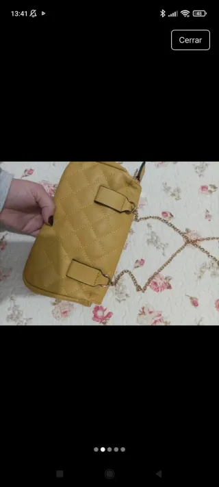 Bolso mostaza acolchado con cadena dorada.