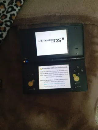 Nintendo DS nera con adesivi