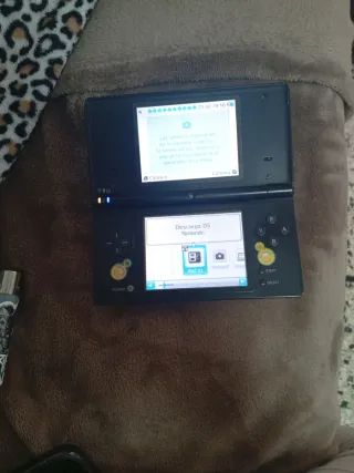 Nintendo DS nera con adesivi