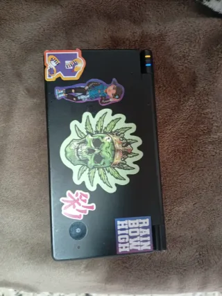 Nintendo DS nera con adesivi