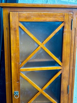Mueble de madera con puerta de cristal