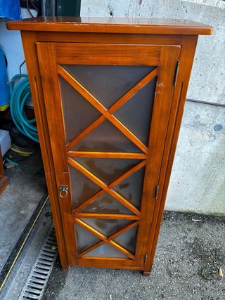Mueble de madera con puerta de cristal