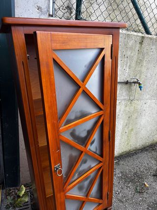 Mueble de madera con puerta de cristal