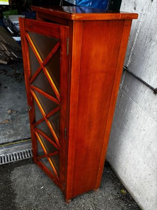 Mueble de madera con puerta de cristal