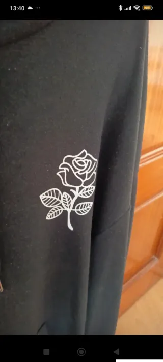 Sudadera negra con estampado de rosa