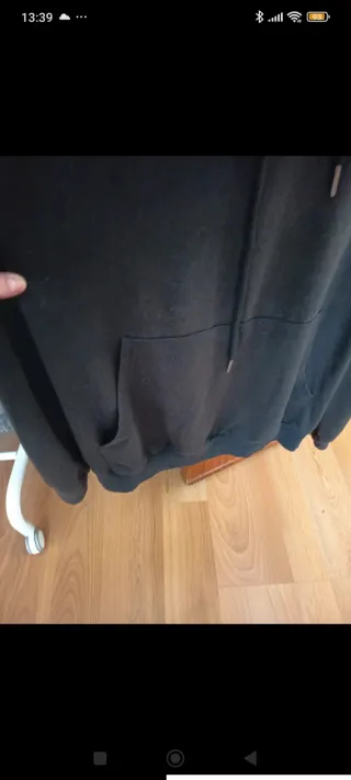 Sudadera negra con estampado de rosa