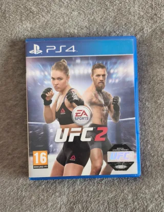 PS4 (PlayStation 4) con 3 giochi e cavi