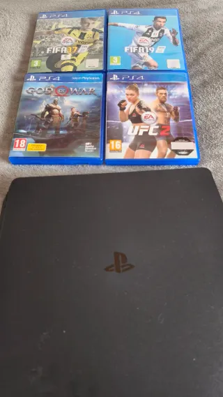 PS4 (PlayStation 4) con 3 giochi e cavi