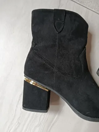 Botín ante tacón dorado