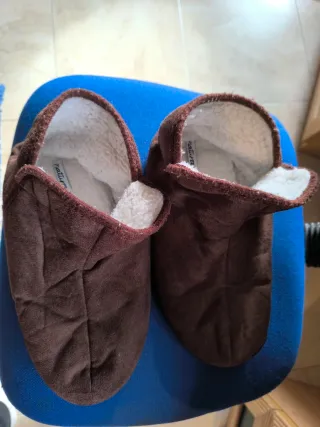 Zapatillas marrones de estar por casa