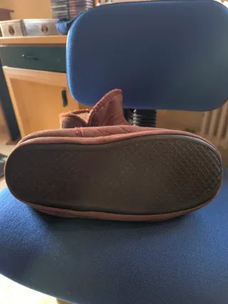 Zapatillas marrones de estar por casa