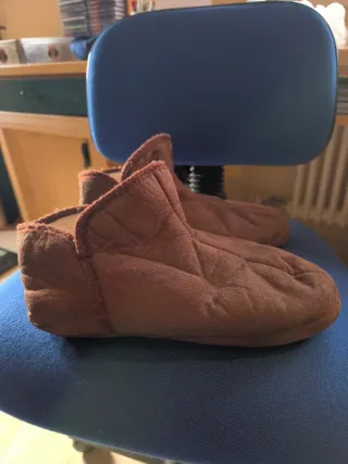 Zapatillas marrones de estar por casa