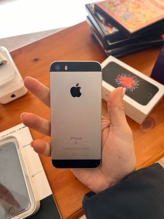 Lote 2 iPhones: 5 (balnco) y SE (Negro)