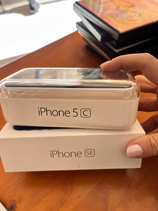 Lote 2 iPhones: 5 (balnco) y SE (Negro)