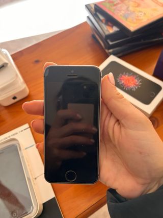 Lote 2 iPhones: 5 (balnco) y SE (Negro)