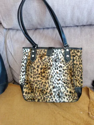 Bolso de piel negro y multicolor