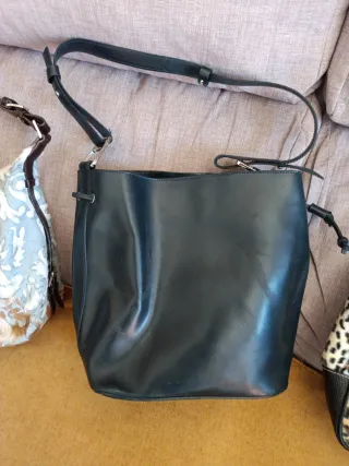 Bolso de piel negro y multicolor