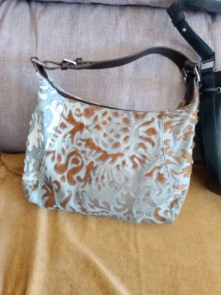 Bolso de piel negro y multicolor