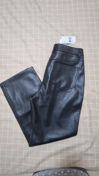 Pantalón polipiel negro