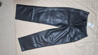 Pantalón polipiel negro