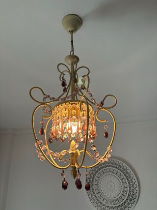 Lámpara forja beige con piedras moradas