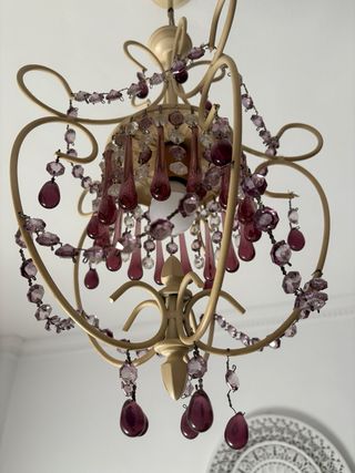 Lámpara forja beige con piedras moradas