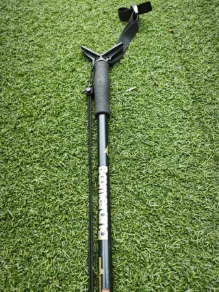 Bastón extensible Boomerang negro y dorado.