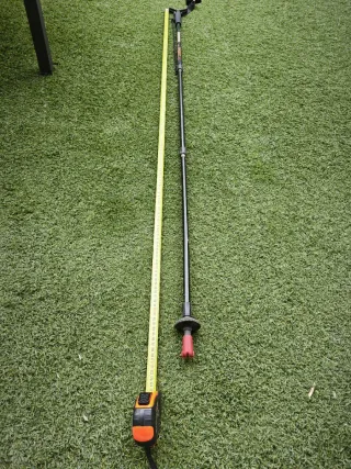 Bastón extensible Boomerang negro y dorado.