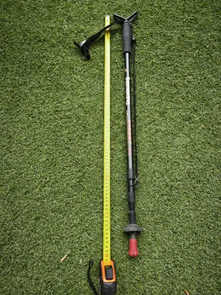 Bastón extensible Boomerang negro y dorado.