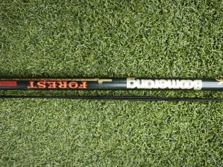 Bastón extensible Boomerang negro y dorado.