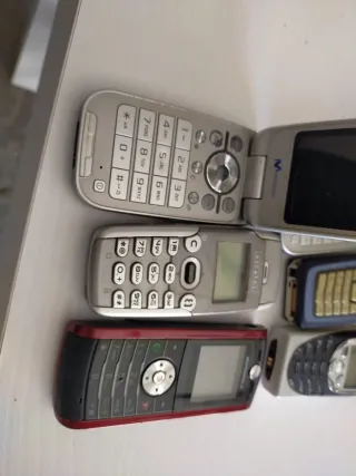 Lote 4 Móviles Antiguos: Nokia, Sony, Motorola, Al
