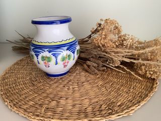 Jarrón de cerámica pintado a mano