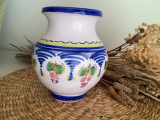 Jarrón de cerámica pintado a mano