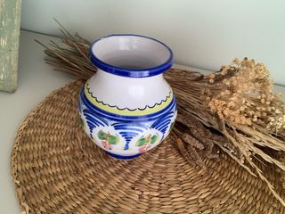 Jarrón de cerámica pintado a mano