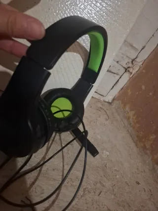Cascos para ordenador negros y verdes