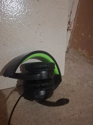 Cascos para ordenador negros y verdes