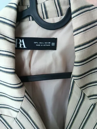 Americana Zara Talla L Rayas Beige y Negro