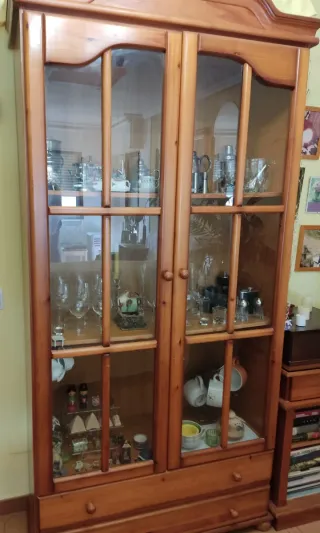 Vitrina de pino macizo.